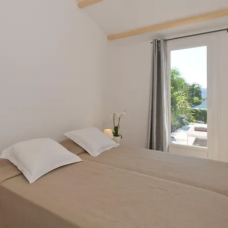 Marina Di Santa Giulia * بورتو فيكشْيو