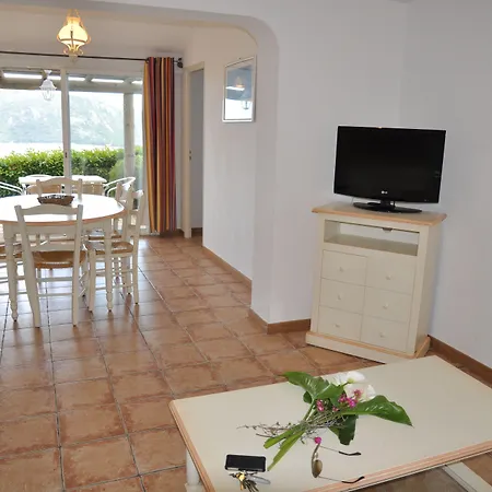 Marina Di Santa Giulia * بورتو فيكشْيو